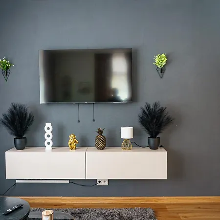 Apartment Mit Stellplatz, Ruhig Gelegen, Nahe Bahnhof, Ideal Fuer Wander- & Skiurlaub *