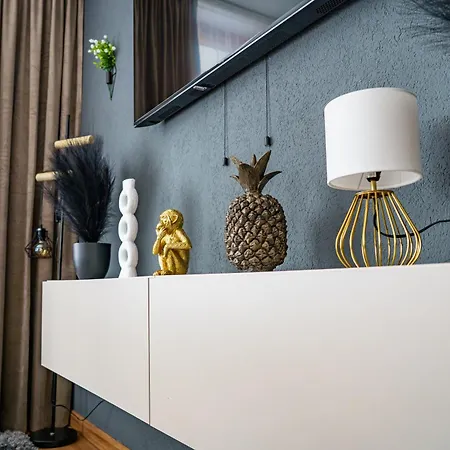 Apartment Mit Stellplatz, Ruhig Gelegen, Nahe Bahnhof, Ideal Fuer Wander- & Skiurlaub *