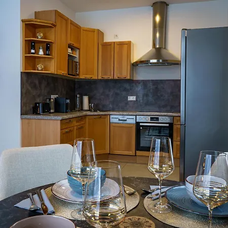 Mit Stellplatz, Ruhig Gelegen, Nahe Bahnhof, Ideal Fuer Wander- & Skiurlaub Apartment *