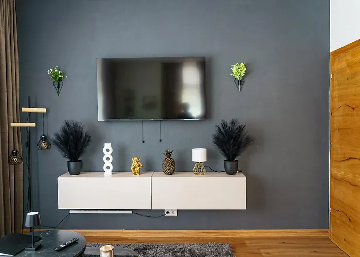 Apartment Mit Stellplatz, Ruhig Gelegen, Nahe Bahnhof, Ideal Fuer Wander- & Skiurlaub *