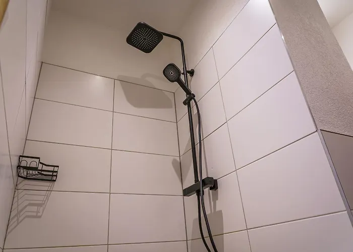 Mit Stellplatz, Ruhig Gelegen, Nahe Bahnhof, Ideal Fuer Wander- & Skiurlaub Apartment *